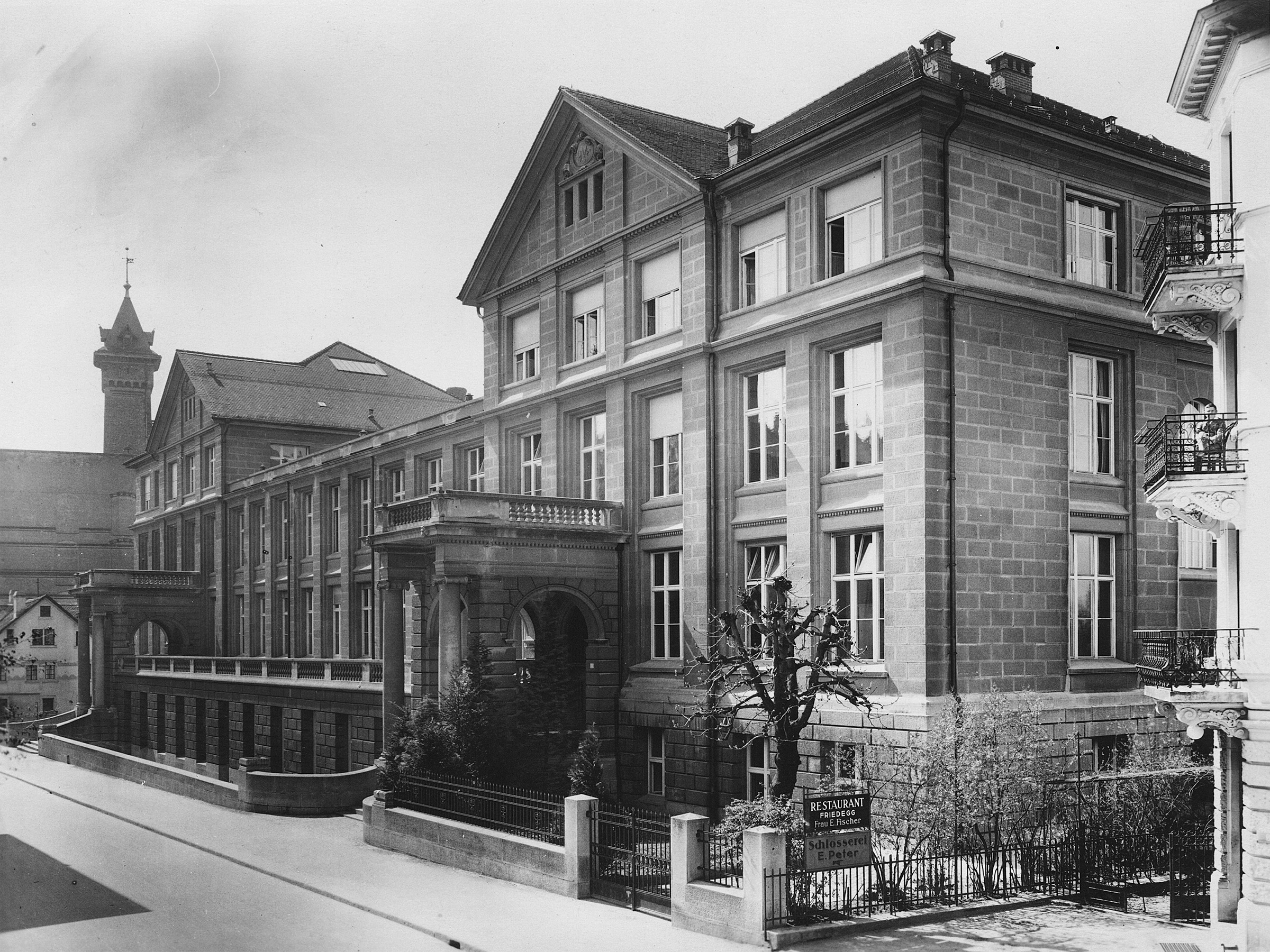 Vergrösserte Ansicht: Aussenansicht des Naturwissenschaftlichen Gebäudes Ost, Eingang Sonneggstrasse, um 1925